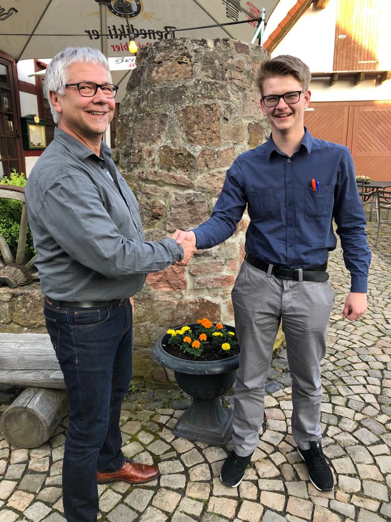  Der neue Kirtorfer CDU-Vorsitzender Wolfgang Schönhals gratuliert dem neuen JU-Vorsitzenden Luca Korell und wünscht alles Gute für die Jugendorganisation.